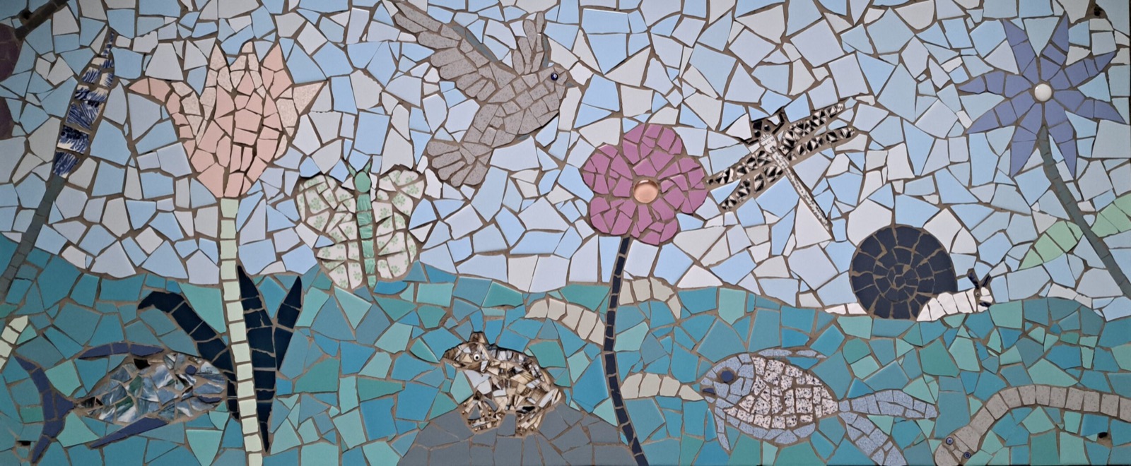 Mozaïekwand in de serre met vogels en bloemen