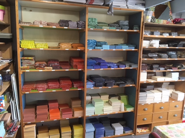 Stellingen vol mozaïektegels in de winkel